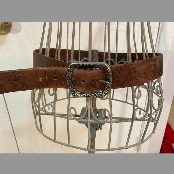 Vintage Distressed Genuine Leather FOSSIL belt with flowers - Picture 1 of 7